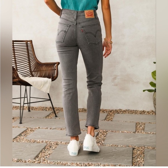 LEVI’S- Wedgie Straight - Picture 2 of 7